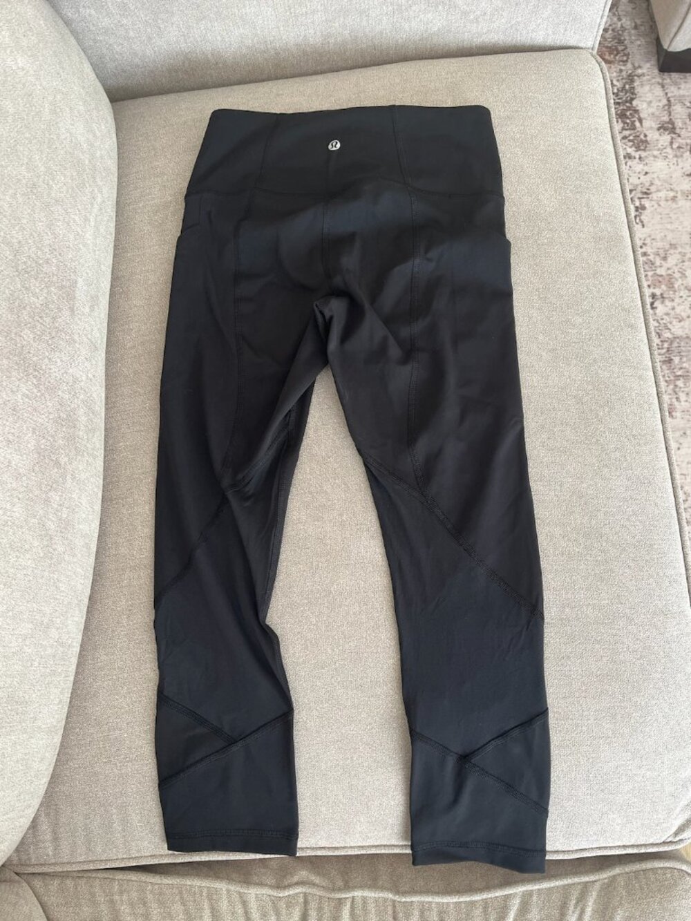 black lululemon cropped athletic gym leggings